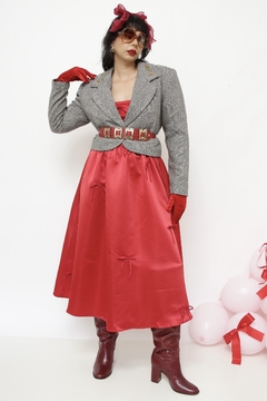 Blazer cropped cinza bordado flores na internet