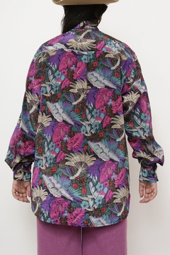 Imagem do Camisa estampada flores roxa