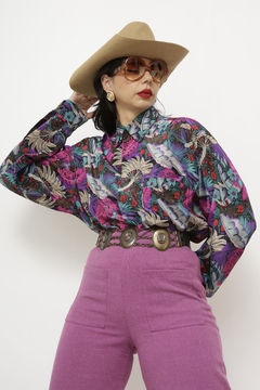 Camisa estampada flores roxa