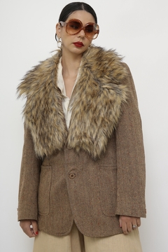 Blazer marrom vintage com gola removivel na internet