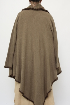 Poncho marrom bordado flores na internet