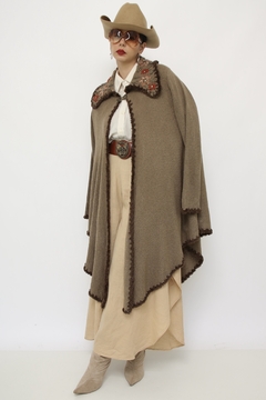 Poncho marrom bordado flores - loja online