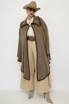 Poncho marrom bordado flores