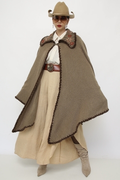 Poncho marrom bordado flores