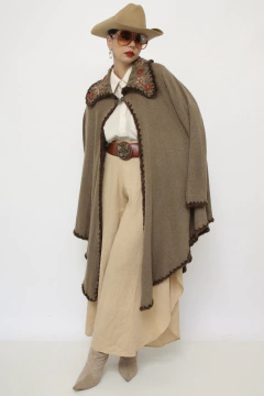 Poncho marrom bordado flores - comprar online