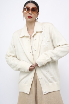 Cardigan creme bordado vintage na internet