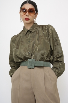 Camisa verde acetinada manga bufante