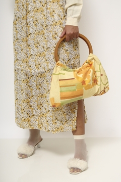Bolsa estampada alça madeira - comprar online