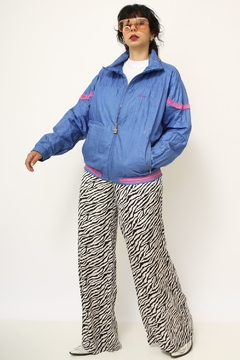 Jaqueta Nylon vintage azul com rosa BORDADO COSTAS - Capichó Brechó