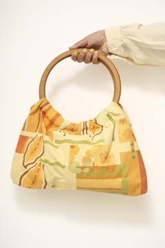 Bolsa estampada alça madeira