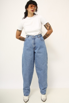 Calça jeans azul classica listra branca lateral bag