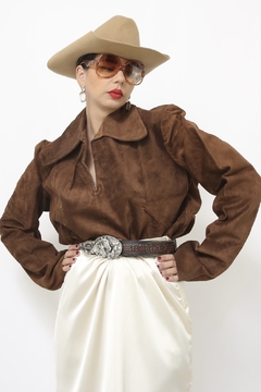 Blusa couro rustico marrom manga princesa