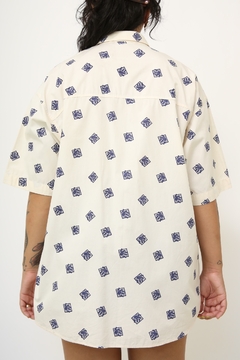Camisa bege quadrados azul marinho na internet