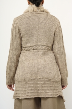 Imagem do Cardigan tricot com recortes pelo