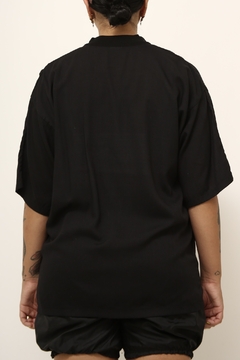 Camiseta preta vintage estampa selo rosa - comprar online
