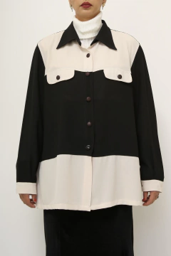 Camisa preta recortes em branco ampla - comprar online