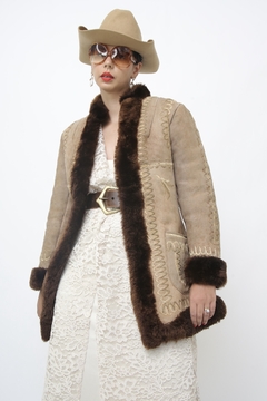 Casaco BOHO forro de pele 70´s bordado vintage - Capichó Brechó