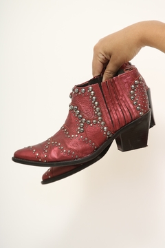 Bota vermelha metalizada western tachas 34