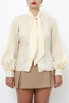 Camisa manga plissada creme gravata - loja online