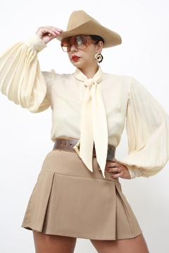 Camisa manga plissada creme gravata - Capichó Brechó