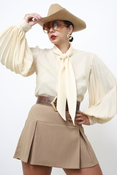 Camisa manga plissada creme gravata