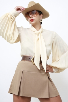 Camisa manga plissada creme gravata