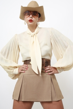 Camisa manga plissada creme gravata