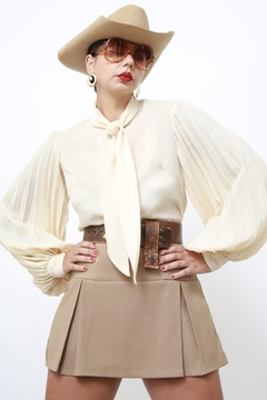 Camisa manga plissada creme gravata - Capichó Brechó