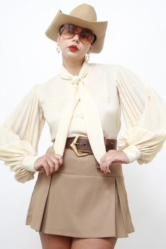 Camisa manga plissada creme gravata - Capichó Brechó
