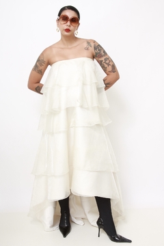 Saia vestido de noiva usado como T.Q.C na internet