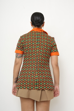 Camisa laranja flores na internet