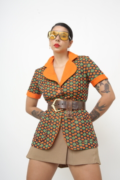 Camisa laranja flores
