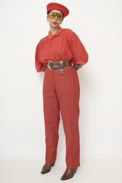 Calça vermelha com verde 70´s na internet