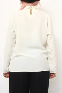 Camisa acetinada branca vintage na internet