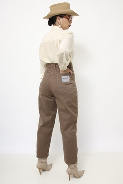 Calça marrom jeans cintura mega alta