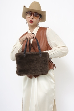 Bolsa marrom Fatima Serrano pelo marrom forrada na internet