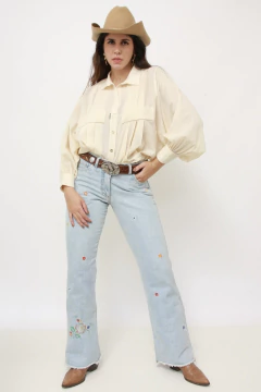 Calça jeans bordado flor semi flare