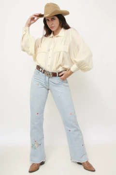 Calça jeans bordado flor semi flare - loja online