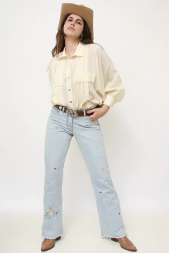 Calça jeans bordado flor semi flare na internet
