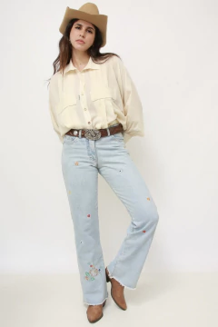 Calça jeans bordado flor semi flare na internet