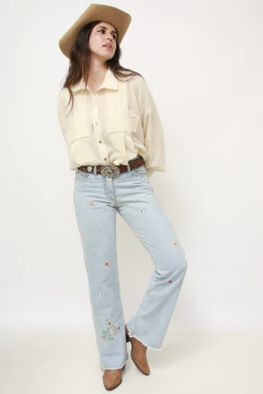 Calça jeans bordado flor semi flare - comprar online