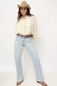 Calça jeans bordado flor semi flare - Capichó Brechó