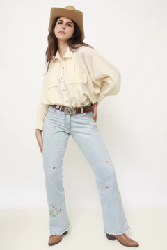 Calça jeans bordado flor semi flare