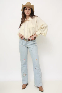 Calça jeans bordado flor semi flare na internet