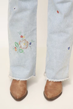 Calça jeans bordado flor semi flare