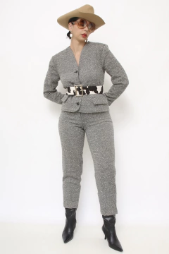 Conjunto cinza CALÇA + BLAZER floquinhos - Capichó Brechó