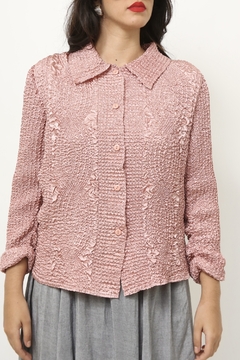 Camisa drapeada rosa vintage na internet