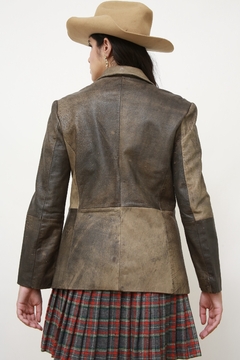 Blazer couro estonado Juliana Macuir - Capichó Brechó