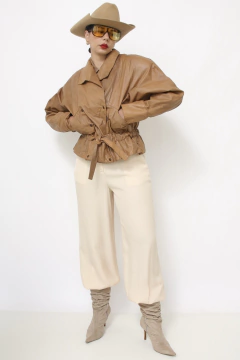 Jaqueta couro bege acinturada Argentina - Capichó Brechó