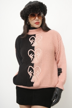Pulôver rosa com preto bordado na internet